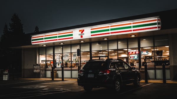, Beer News: 7-Eleven Customers Can Drink Alcohol Inside Stores / Brits Embrace Breakfast Beer On Vacation